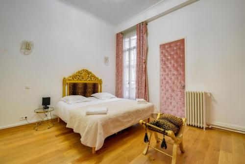 une chambre avec un grand lit et une chaise dans l'établissement FOCH Ave - Arc de Triomphe #21, à Paris