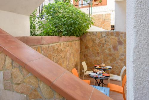 een trap naar een patio met een tafel en stoelen bij B&B Rose Villa in Peschici