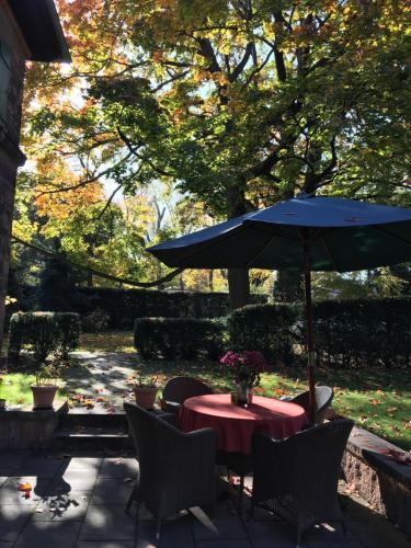 a table with a blue umbrella and chairs at Forsthaus zu Lichtenhof in Nürnberg