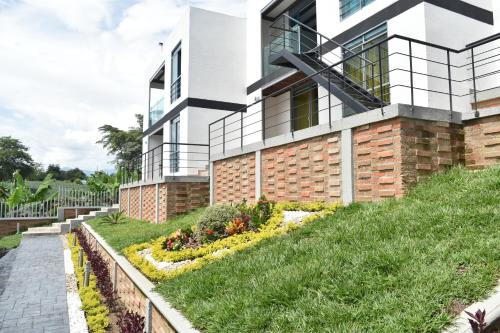 a house with a garden in front of it at Hotel Syvanna Wellness and Spa in Pereira