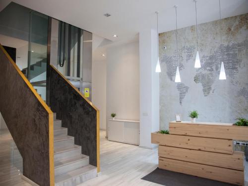 um corredor com uma escada e uma parede em Flats Friends Soho Suites em Valência