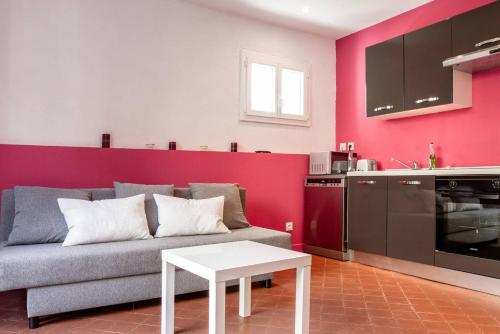 un salon avec un canapé et une table dans l'établissement Le Joli Nid, à Toulouse