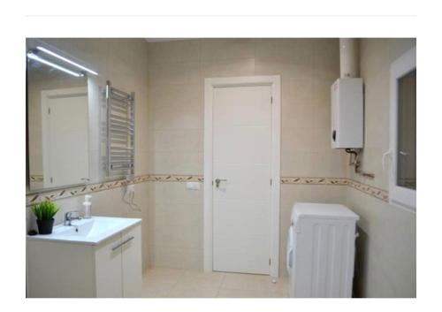 サンタ・コロマにあるRenovated good flat. Near Barcelonaのバスルーム(洗面台、トイレ、鏡付)