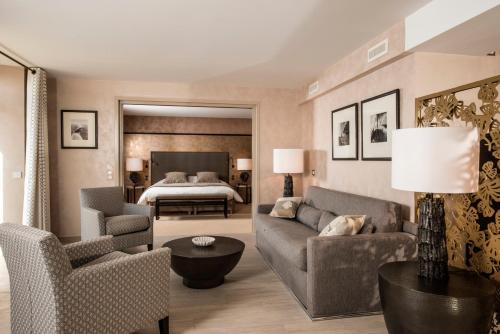 a living room with a couch and a bed at Domaine de Rochevilaine in Billiers