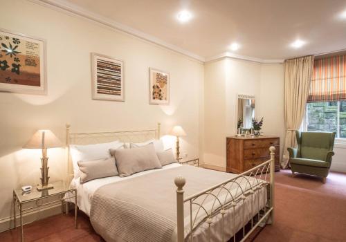 Llit o llits en una habitació de The Edinburgh Address - Drumsheugh Gardens