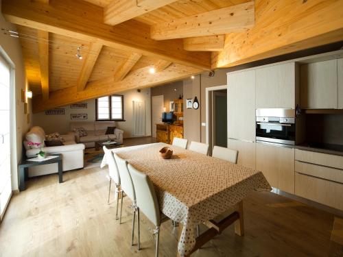 a kitchen and dining room with a table and chairs at Casa Reit in Bormio