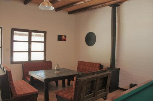 Habitación con mesa, sillas y fogones. en Agua Negra en Las Flores