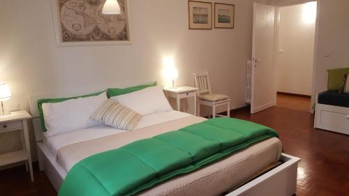 ローマにあるhomedieciのベッドルーム1室(大型ベッド1台、緑のシーツ付)