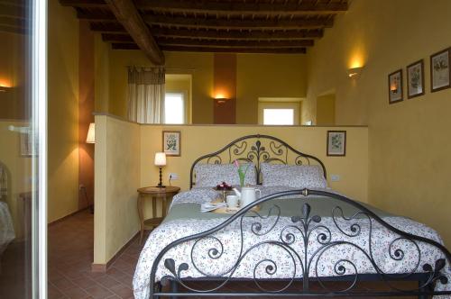 MedigliaにあるAgriturismo Cascina Maioccaのベッドルーム1室(ベッド1台付)