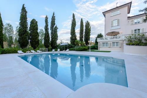 a swimming pool in the backyard of a house at Villa Rinaldi in Montespertoli