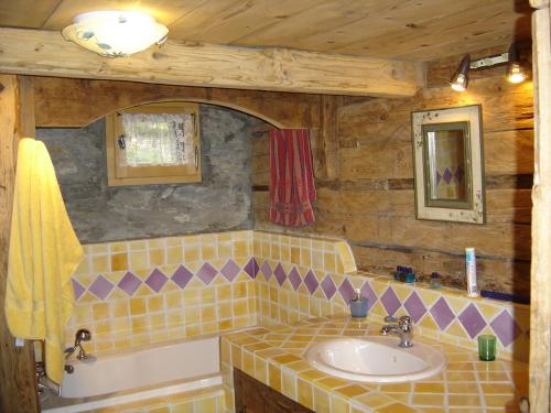 Ванная комната в Reine des Aravis - chalet isolé
