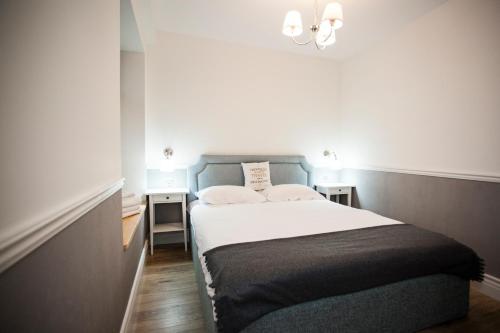 Ένα ή περισσότερα κρεβάτια σε δωμάτιο στο White Home Apartment