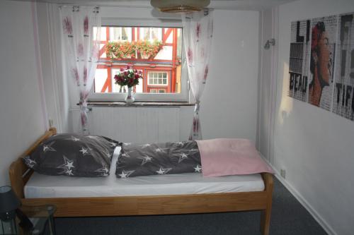 Postel nebo postele na pokoji v ubytování Ferienwohnung beim Dünzebacher Torturm