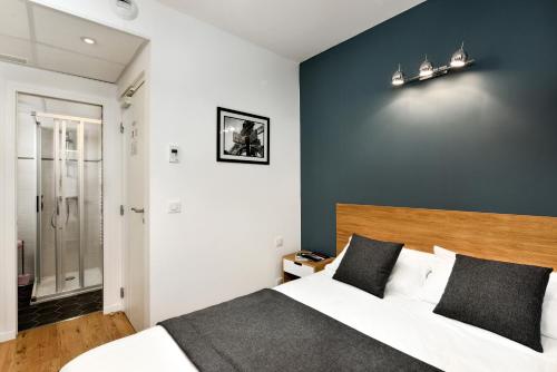 una camera da letto con un letto e una parete blu di Hotel Résidence Montebello a Parigi