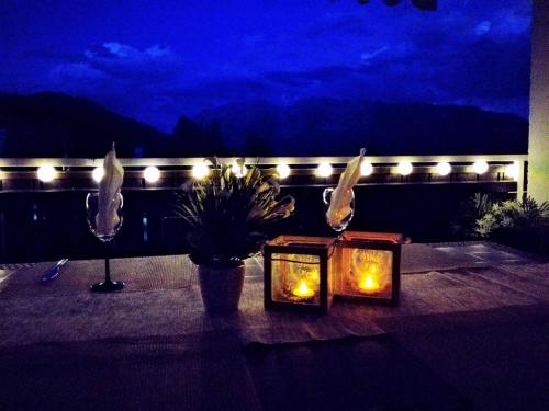 een tafel met kaarsen en verlichting op een balkon bij Barbi Exclusive Apartment in Bad Mitterndorf