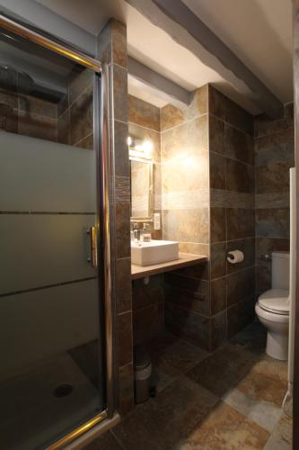 une salle de bain avec un lavabo et des toilettes dans l'établissement Etxe goxoan chambres d'hôtes avec cuisine été équipée commune et jaccuzi, à Itxassou