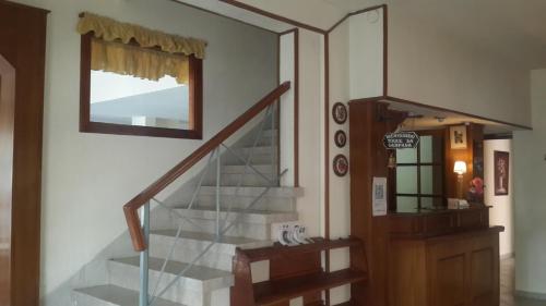 格塞爾別墅的住宿－Hotel La Fontana，一座带镜子的房屋内的楼梯