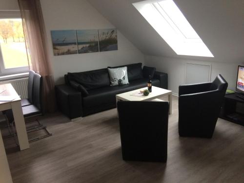 a living room with a couch and a table at Haus Willi - kleine & schnuckelige Ferienwohnung in Ortenberg mit WLAN Balkon Parkplatz - neu & sauber & gemütlich in Ortenberg