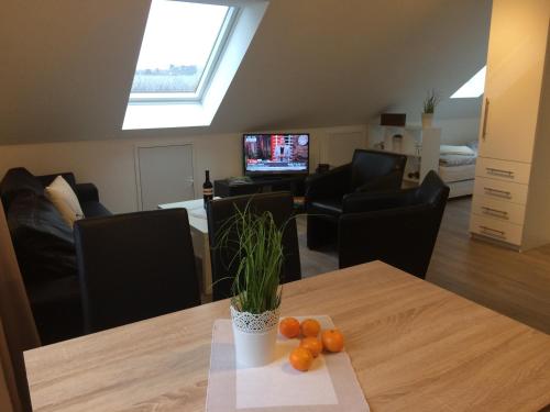 a living room with a table with oranges on it at Haus Willi - kleine & schnuckelige Ferienwohnung in Ortenberg mit WLAN Balkon Parkplatz - neu & sauber & gemütlich in Ortenberg