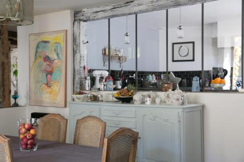 - une cuisine avec une table et des fruits dans l'établissement La Maison Bleue, à Villeréal