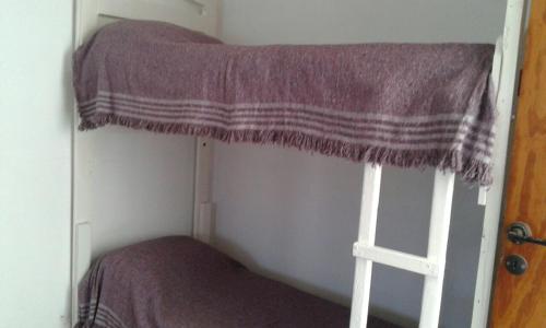 Una cama o camas cuchetas en una habitación  de Departamento La Lliera