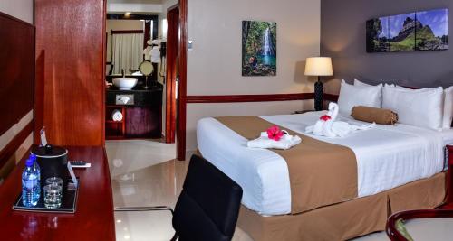 Кровать или кровати в номере Best Western Plus Belize Biltmore Plaza