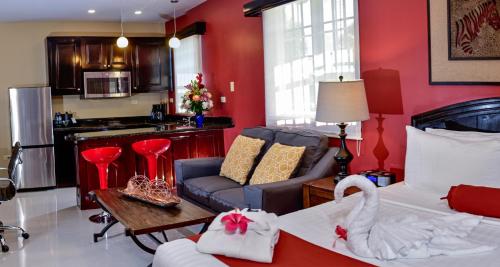 Кухня или мини-кухня в Best Western Plus Belize Biltmore Plaza
