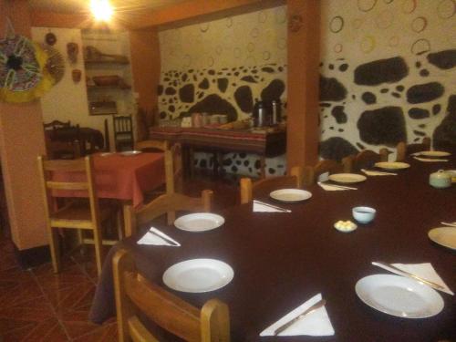 A restaurant or other place to eat at Las Orquideas Ollantaytambo