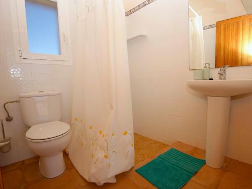 a bathroom with a toilet and a sink at Quality Villa Sa Tapia in Porreres
