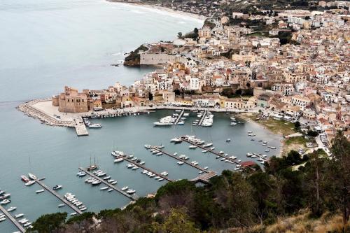 una vista aerea di un porto con barche in acqua di Casa Le Nereidi a Castellammare del Golfo