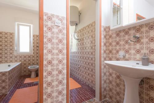 bagno con lavandino e servizi igienici di Holiday Home Costa a Orebić (Sabbioncello)