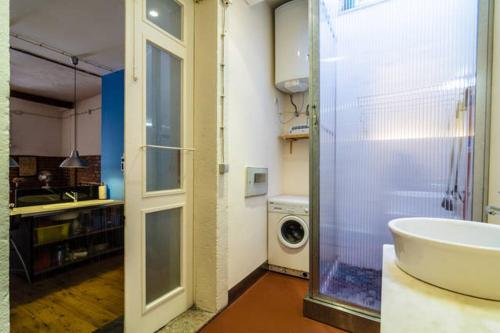 リスボンにあるLoft - Downtown / Castle - historicのバスルーム(洗面台、トイレ、洗濯機付)