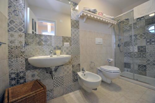 bagno con lavandino e servizi igienici di Casa Irene a Piano di Sorrento