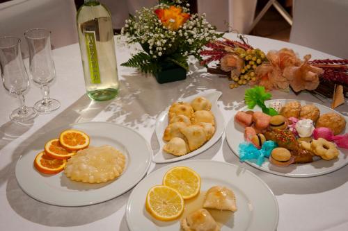 een witte tafel met borden voedsel erop bij Agriturismo Menhir in Villagrande Strisaili