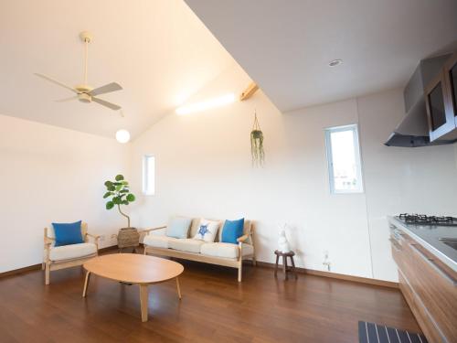 una sala de estar con un sofá y una mesa en The Pool Resort Villa ICHIGOICHIE, en Onna