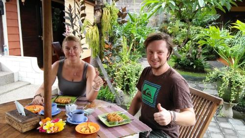 Makanan di atau berdekatan rumah tamu ini