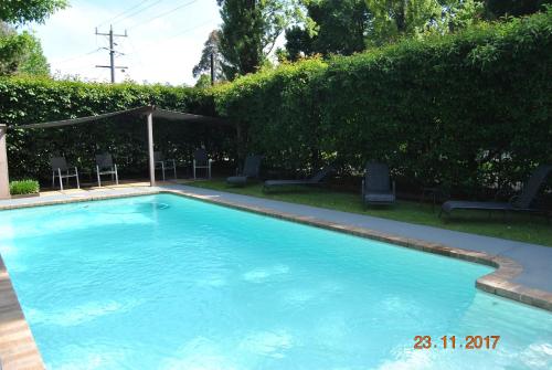 
The swimming pool at or near Grevillea Gardens Apartment 3
