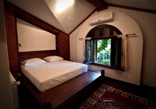 Säng eller sängar i ett rum på Hotel Restaurant Bujtina e Gjelit