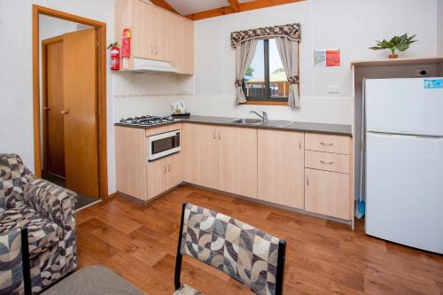 Η κουζίνα ή μικρή κουζίνα στο BIG4 Whiters Holiday Village