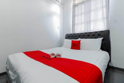 Tempat tidur dalam kamar di RedDoorz Plus near Batam City Square