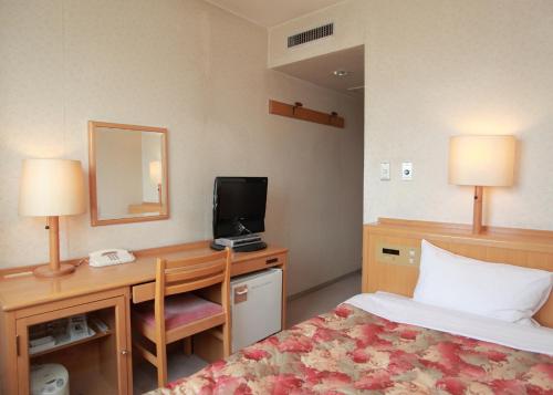 Säng eller sängar i ett rum på Saku Grand Hotel