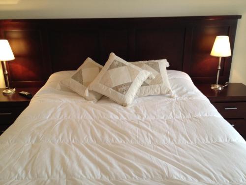 ロンダにあるTu hogar en Ronda, la Ciudad Soñadaの白いベッド(枕2つ付)