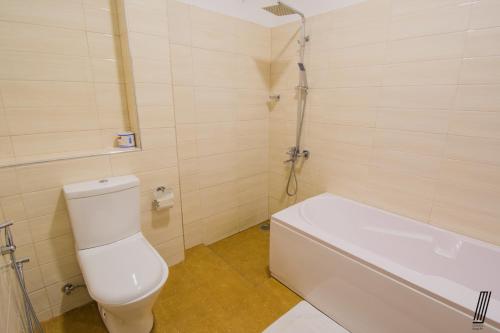 La salle de bains est pourvue de toilettes et d'une baignoire. dans l'établissement Oreeka - Katunayake Airport Transit Hotels, à Katunayake