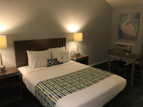 um quarto de hotel com uma cama grande e duas lâmpadas em Sand Dollar Inn em Seaside