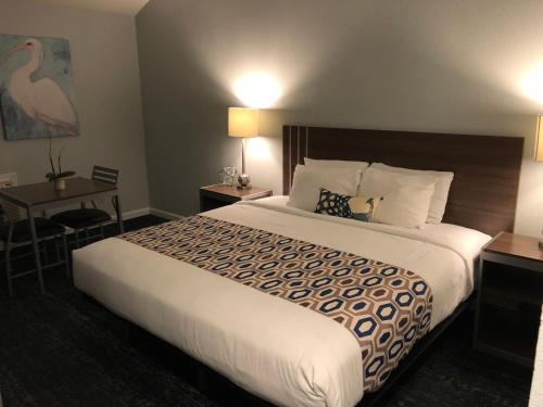 Ένα ή περισσότερα κρεβάτια σε δωμάτιο στο Sand Dollar Inn