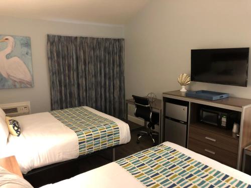 Ένα ή περισσότερα κρεβάτια σε δωμάτιο στο Sand Dollar Inn