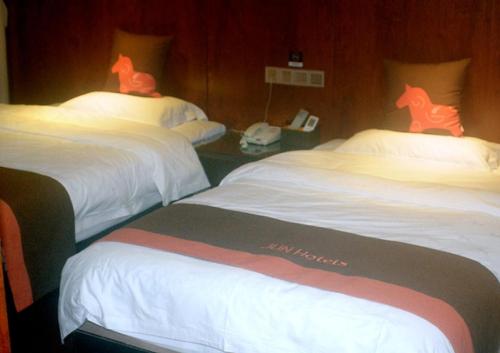 Un ou plusieurs lits dans un hébergement de l'établissement JUNYI Hotel Guizhou Guiyang Bageyan Road