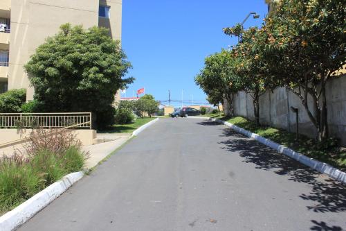 an empty street with trees on the side of a building at Apartamento Full in Concón