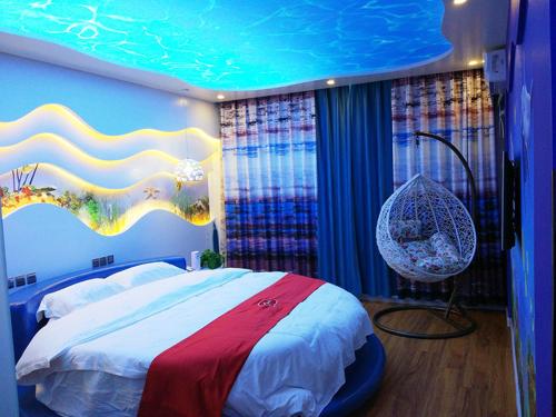 Thank Inn Chain Hotel Inner Mongolia Tongliao Horqin Dis. Tienan Kundulun Ave في تونغلياو: غرفة نوم بسرير كبير وسقف موج