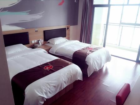 ein Hotelzimmer mit 2 Betten und einem großen Fenster in der Unterkunft Thank Inn Plus Hotel Jiangsu Gaoxiang District XuZhuang Branch in Taizhou